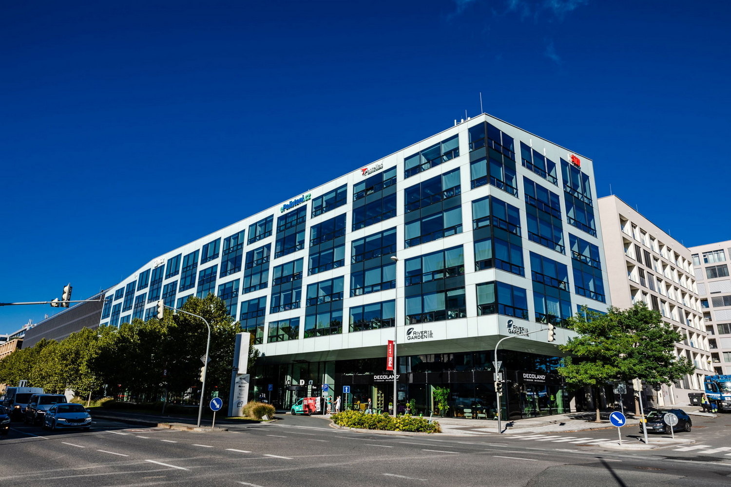 Otevírací doby firem na Rohanském nábřeží: Kdy je navštívit – rohanskenabrezi.cz