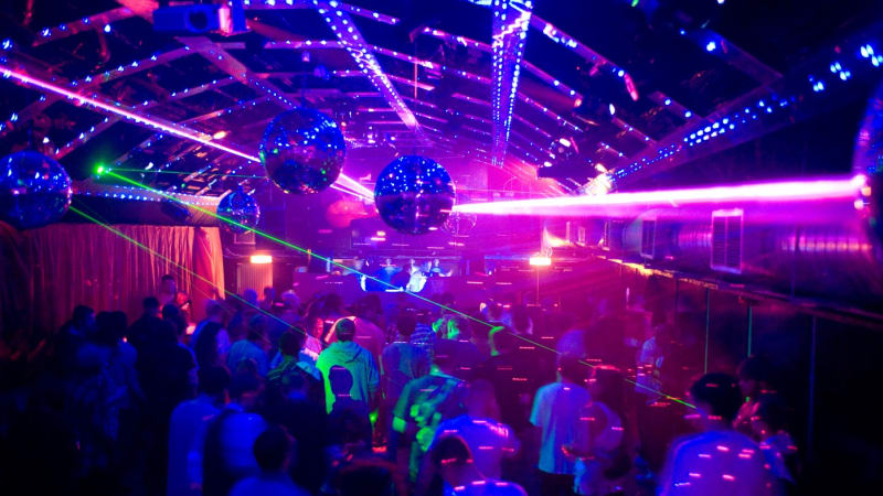 „Epstein party“ v žilinském klubu: Majitelé lákali mladistvé dívky na alkohol, teď se brání