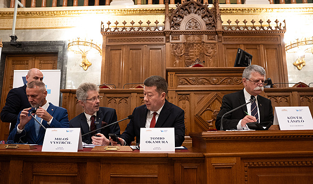 Šéfové parlamentů se přeli kvůli Ukrajině. Okamura byl s Maďary, Vystrčil s Poláky
