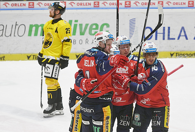 ONLINE: Pardubice znovu vedou o dva góly, Plzeň prohrává na Spartě, Třinec v Brně