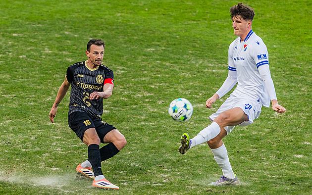 ONLINE: Hradec Kr. - Baník 0:0, třetího semifinalistu poháru určí penalty