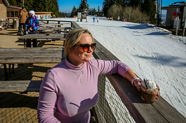 OBRAZEM: Ráno lyžování, odpoledne opalovačka. Počasí táhne lidi ven