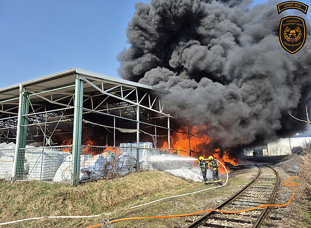 Černý kouř nad Otrokovicemi. V areálu firmy Toma hoří přístřešek skladu plastů