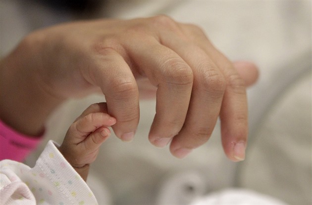 O padesát tisíc na dítě víc. Ministerstvo navrhuje od ledna zvýšení rodičovské