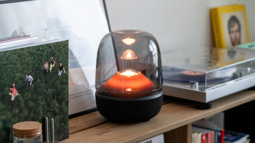Recenze reproduktoru Harman/Kardon Aura Studio 5: muzika i světelné efekty ve stylu