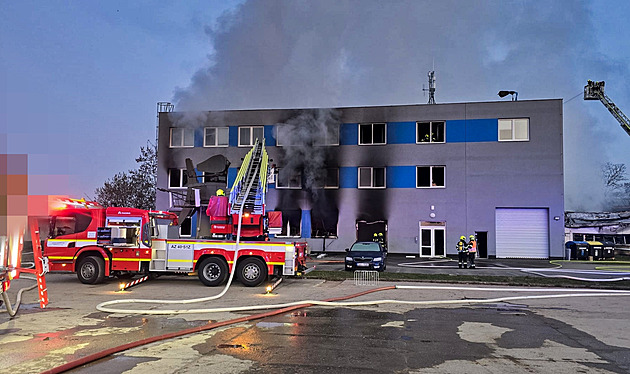 K požáru haly se přihlásila organizovaná skupina. Policie pátrá po konkrétním vozidle