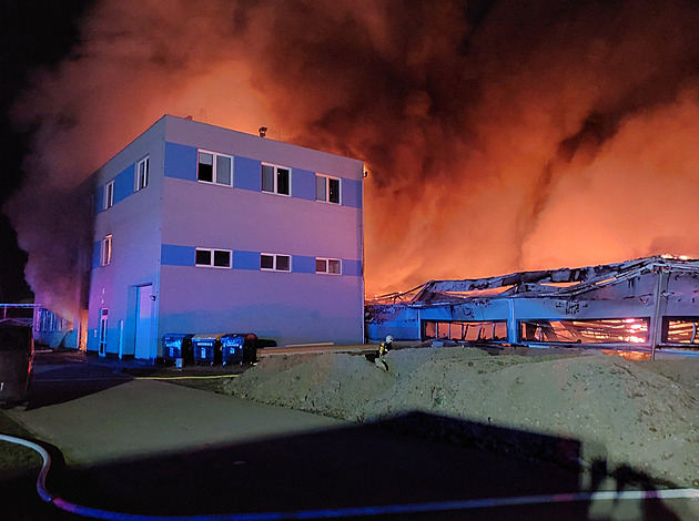 Policie kvůli požáru haly v Pardubicích obvinila tři lidi z teroristického útoku