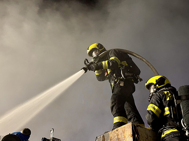 Ve Varnsdorfu hoří patrový dům, českým hasičům pomáhají německé jednotky