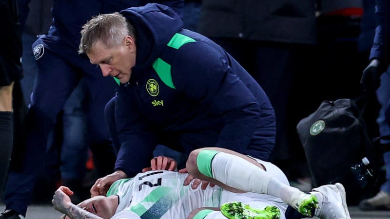 Horor v Edenu: Irský fotbalista padl k zemi v bezvědomí. Hráč se nyní ozval z nemocnice