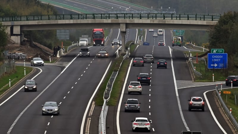 Hromadná nehoda na Sokolovsku uzavřela dálnici D6. Policie odklání dopravu