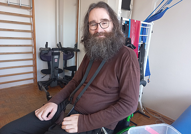 Skočil do vody a ochrnul. Chybí mi, že se nemůžu prát s ocelí, vyznává se kovář