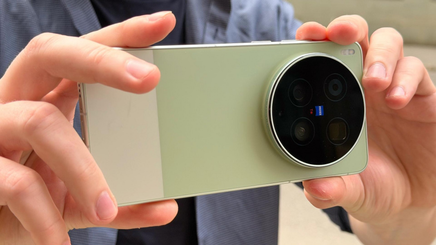 Nejlepší fotomobil letošního roku? Vivo X300 Ultra oslňuje profi fotoaparáty i příslušenstvím
