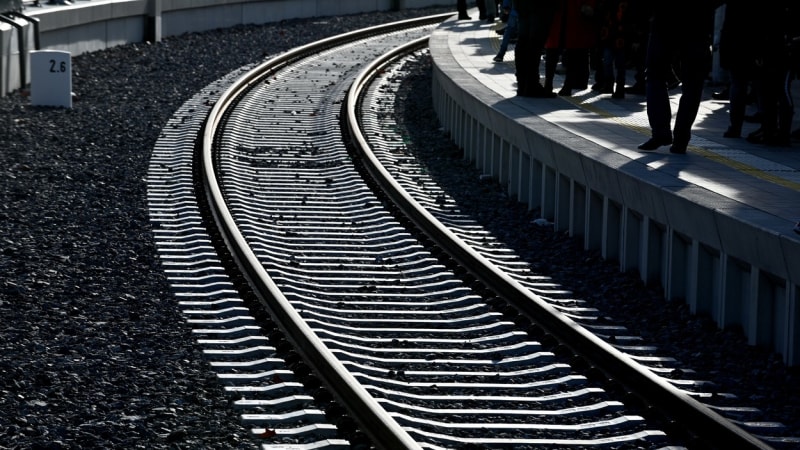 Schizofrenik se pokusil shodit Američana do kolejí, ukazují záběry. Muž o vlásek unikl smrti