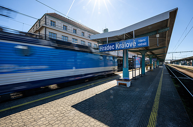 Dnes bez klepání, velel ministr dopravy. Začala přestavba nádraží v Hradci