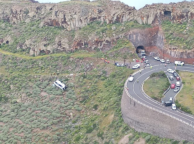 Na Kanárských ostrovech se zřítil autobus s turisty ze svahu, jeden člověk zemřel