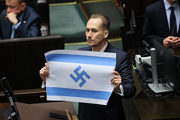 „Skandál, skandál!“ Polský poslanec vytáhl v Sejmu izraelskou vlajku se svastikou
