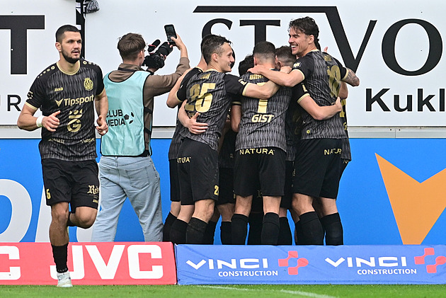 Hradec - Slavia 2:1, v nastavení rozhodl Darida z penalty, hosté měli dva vyloučené