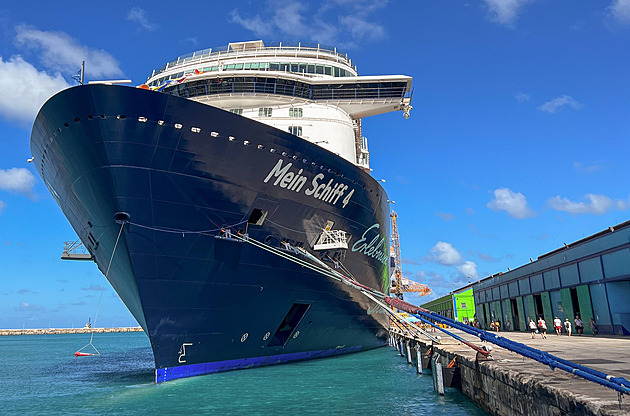 Výletní lodě využily víkendové příležitosti. Proklouzly Hormuzem z Perského zálivu