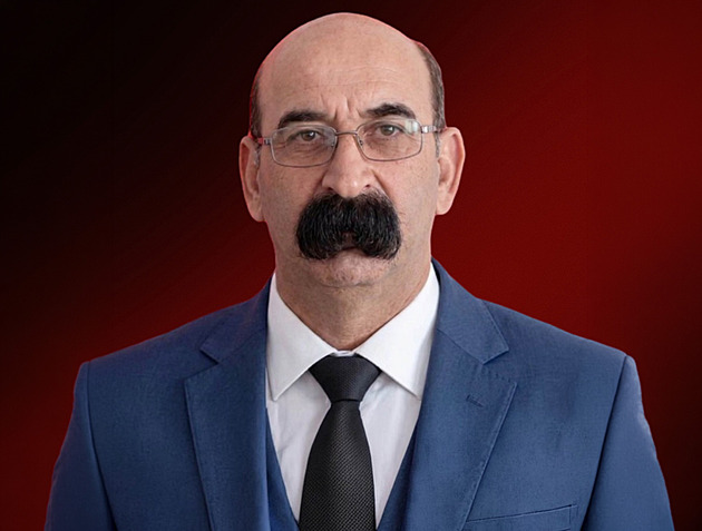 „Má obličej na kníru.“ Turecký politik zaujal svět mimořádně mohutným vousem