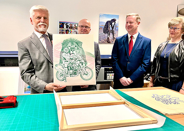 Studenti překvapili prezidenta obrazem. Čekal ho i muž, s nímž skočil padákem