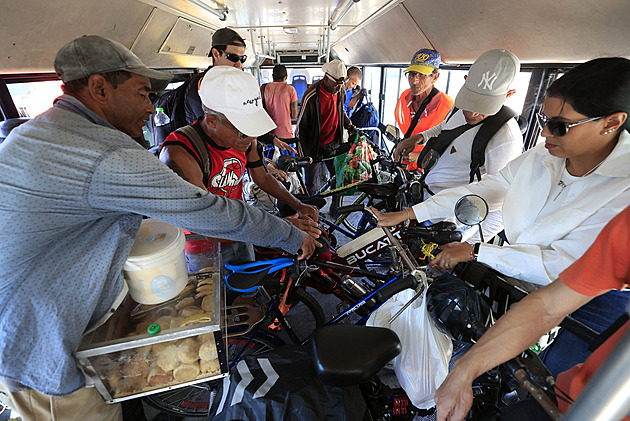 Potřebnější víc než kdy dřív. Kubánci kvůli krizi jezdí speciálním autobusem