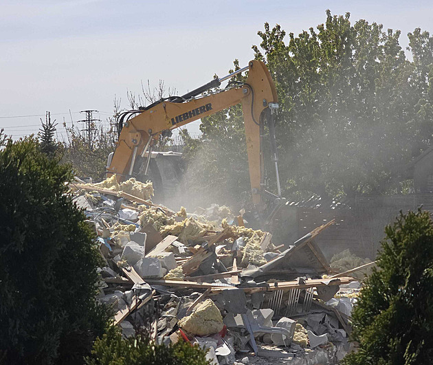 Černou stavbu na Znojemsku zboural bagr, majitel zkroušeně sleduje mizející domov