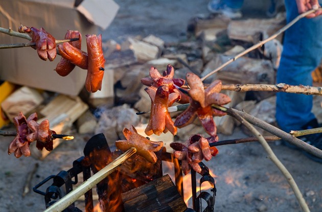 Špekáčky patří k čarodějnicím. Češi řeší kvalitu i způsob opékání
