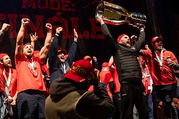 „Hockeytown“ nespal, titul se slavil dlouho do rána. Série večírků však nekončí