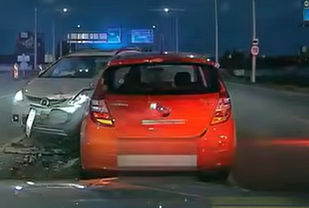 Opilý řidič boural, když ujížděl hlídce. Po srážce ho i policisty čekalo překvapení