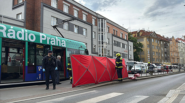 V Nuslích srazila tramvaj ženu. Po dlouhé resuscitaci je v kritickém stavu