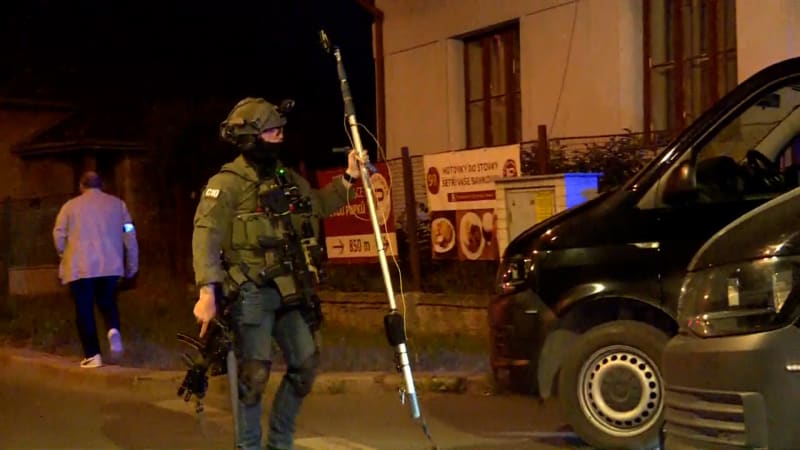 Exkluzivní záběry zásahu policie v Dubči: Muž hrozil výbušninami kvůli vystěhování