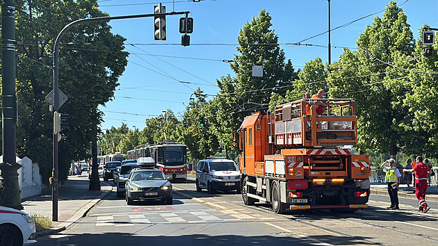 Spadlá trolej zastavila provoz tramvají v oblasti Výtoně, linky jezdily odklonem