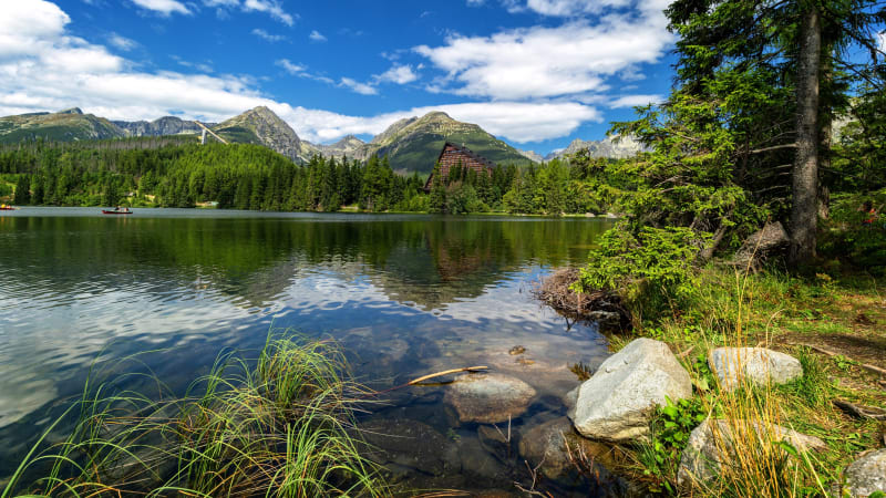 České turistky pobouřily Slovensko. Kamera je zachytila, jak se nahé koupou v tatranském plese