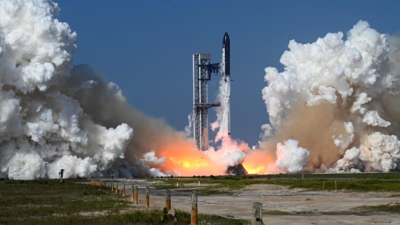 Muskův SpaceX čeká největší vstup na burzu v historii. Jak se běžní investoři dostanou k akciím?