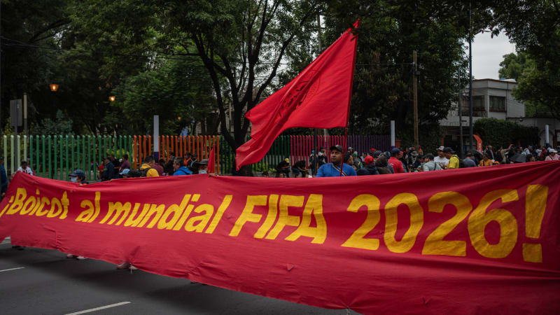 MS ve fotbale ON-LINE: Češi letí do Guadalajary. Mexičtí učitelé blokovali ulice