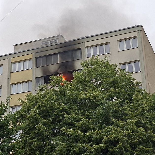 Požár balkónu kvůli cigaretě. V nemocnici skončili tři lidé