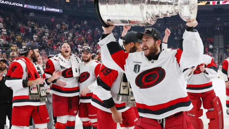 Carolina vyhrála po 20 letech Stanley Cup. Ke slavné hokejové trofeji prolétla suverénně