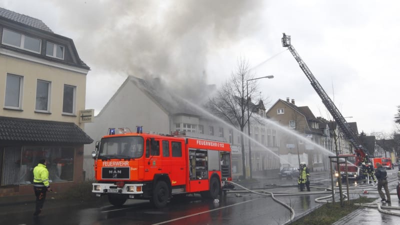 Tragická exploze bytovky v Německu: Na místě je jeden mrtvý, tlaková vlna zdemolovala okolí