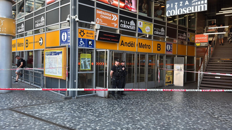 Pod metro na Andělu skočil člověk, na místě zemřel. Linka B stojí