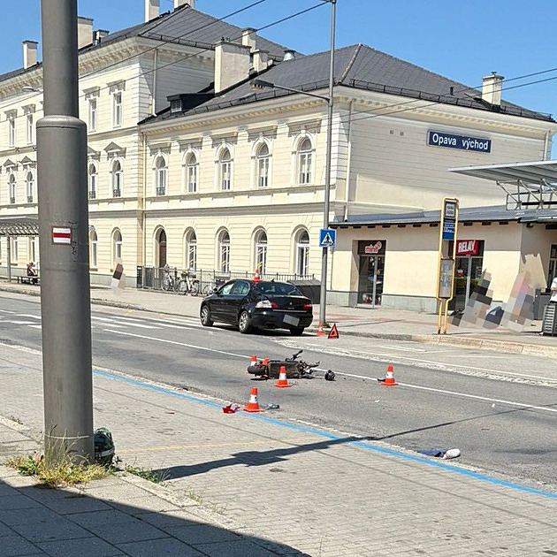 Srážka auta s elektrokoloběžkou v Opavě. Její řidič skončil vážně zraněný nemocnici