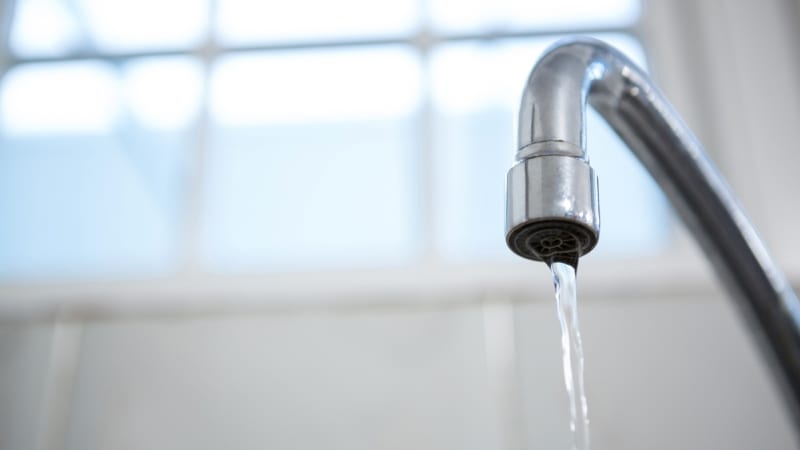Na Praze 6 došlo k havárii potrubí. Bez pitné vody jsou tisíce lidí