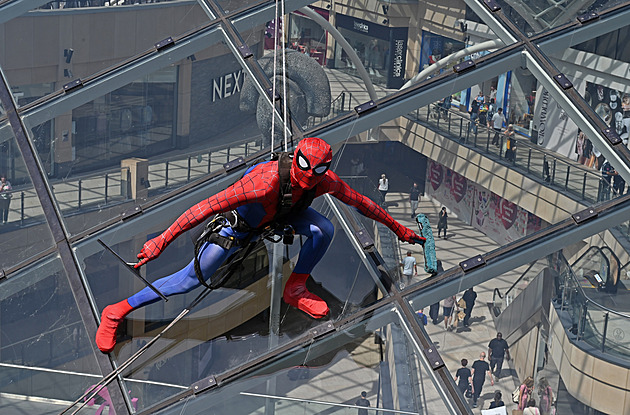 Spider-Man leštil sklo. Překvapil davy v britském obchodním centru
