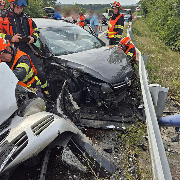 Při vážné dopravní nehodě u Otrokovic havarovala čtyři vozidla