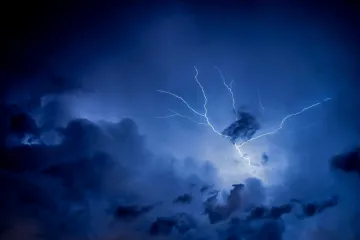 Jihovýchod Česka zasáhnou velmi silné bouře, meteorologové zpřísnili výstrahu